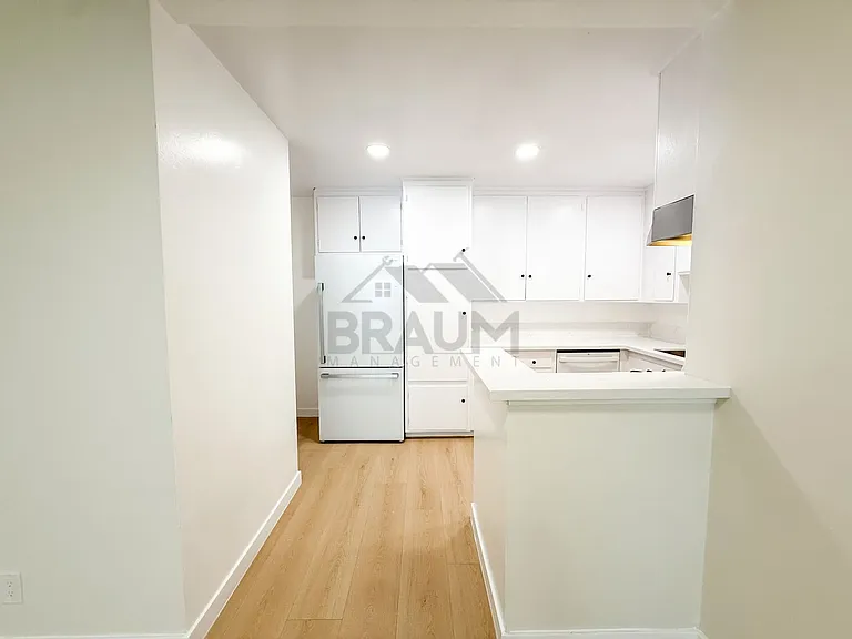 6039 Whitsett Ave — Photo 8