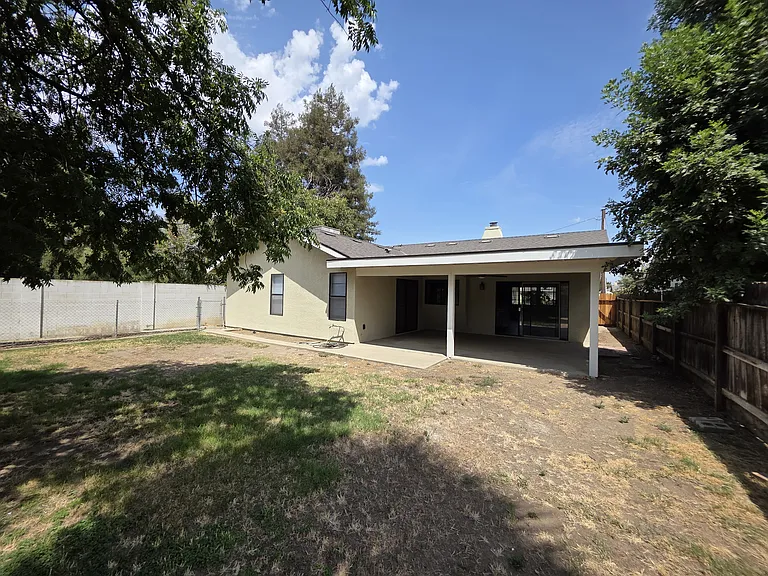 4027 W Tulare Ave — Photo 24