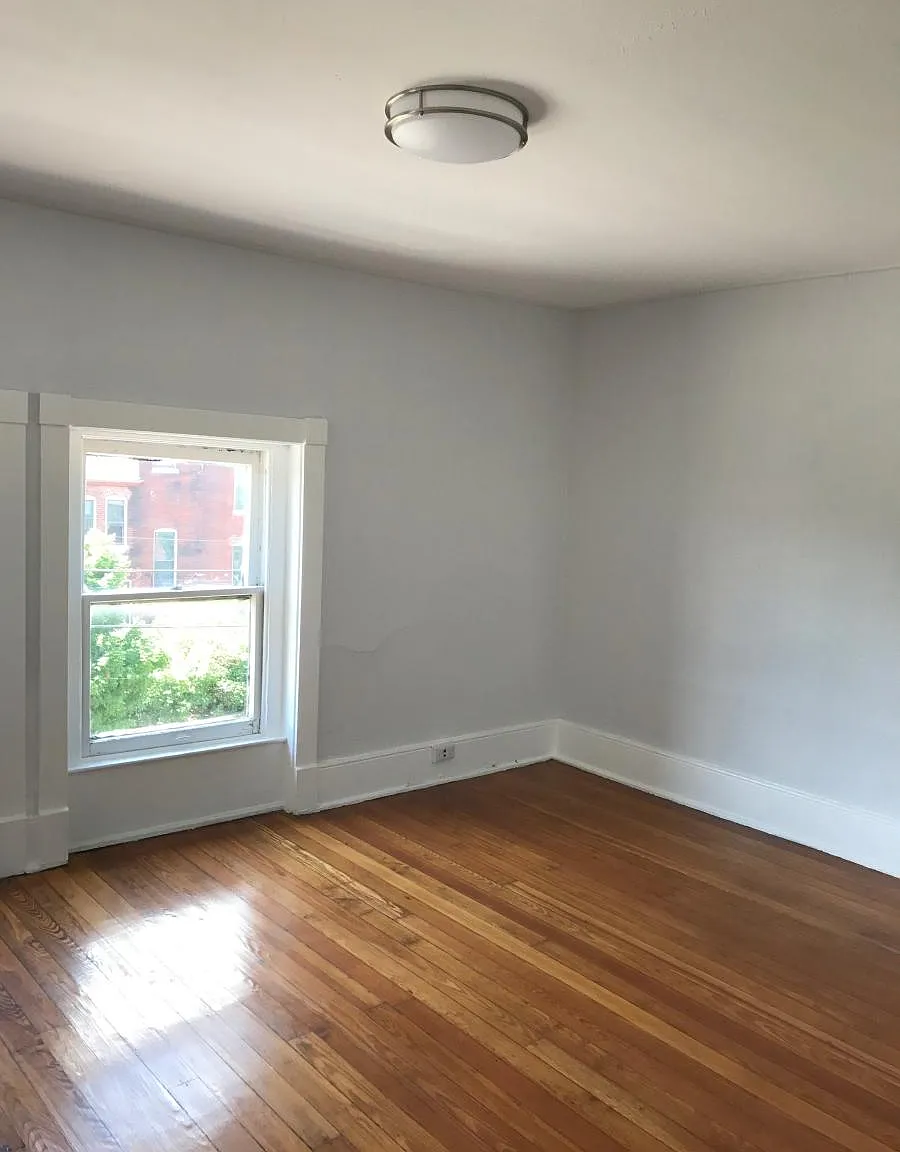 223 W Hill Street — Photo 3