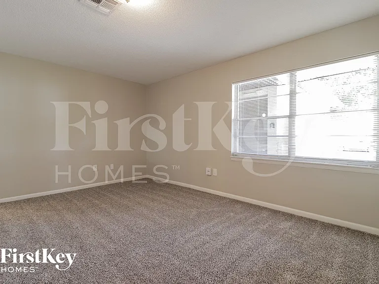 1340 Sharon Dr — Photo 9