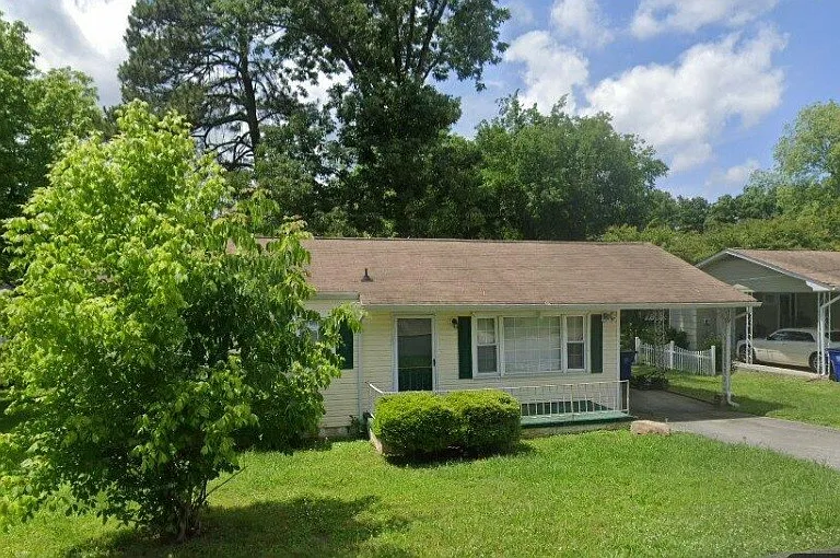 1725 Jordan Ave NW — Photo 1