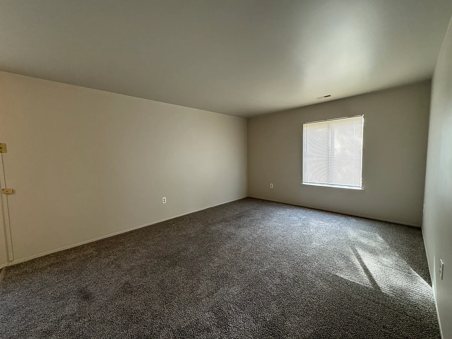 2 bed, 876 sqft, $1,200 — Photo 2