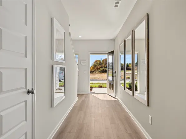 560 Emerson Ln, Westmoreland, TN 37186