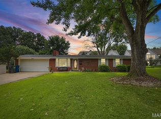 5009 Staten Dr, Godfrey, IL 62035