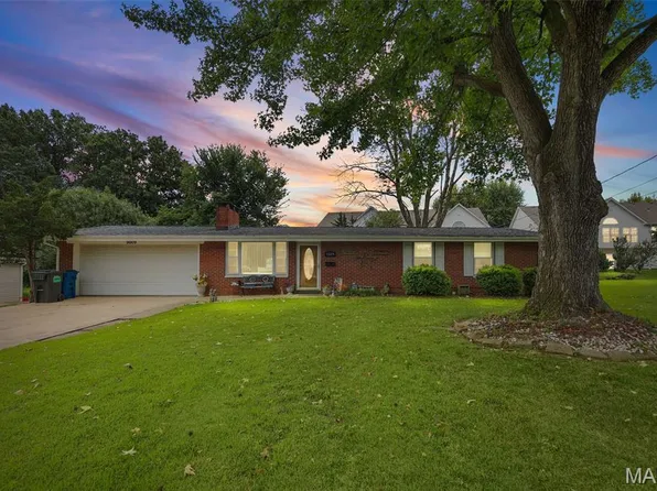 5009 Staten Dr, Godfrey, IL 62035