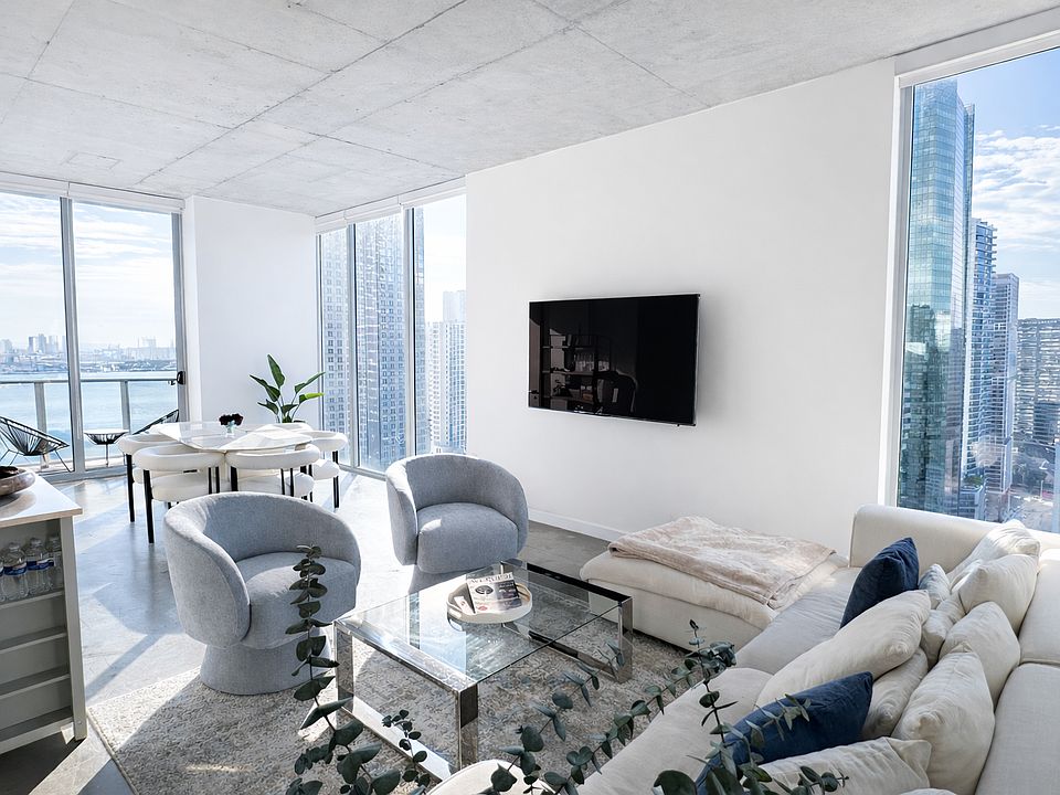 Panoramic views - living and dining area