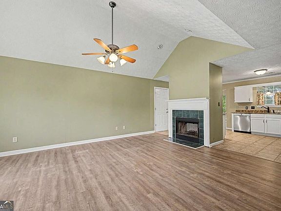 4th image of 204 Spring Cir