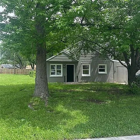 3 bed, 1.0 bath, 1092 sqft, $1,350 — Photo 2