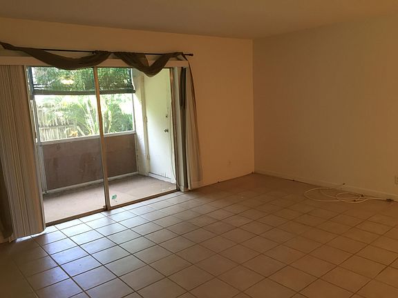 2nd image of 805 SW 30th St APT B