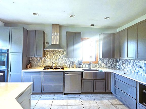 5th image of 4848 Castle Dargan Dr