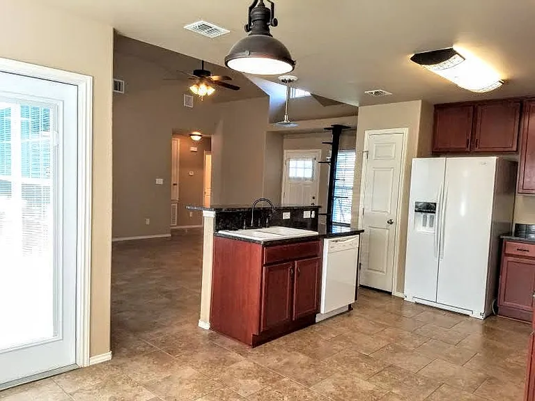 124 Pecan Harbor St — Photo 2