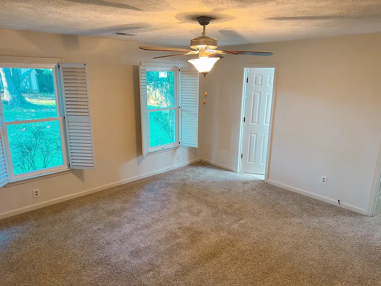 1190 Meadow Oaks Dr NW — Photo 4