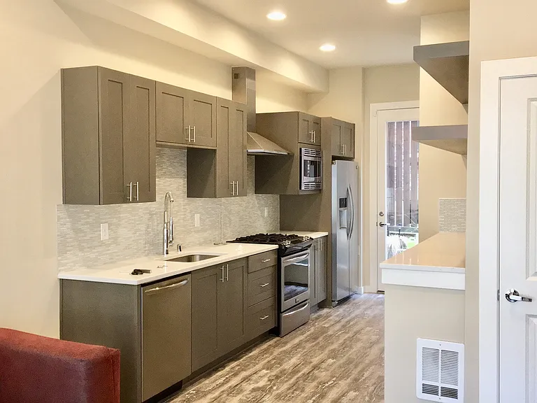 221 24th Ave E #D — Photo 3
