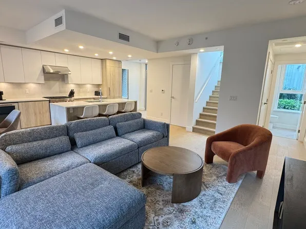 423 6th St #114, West Vancouver, BC V7T 0A1