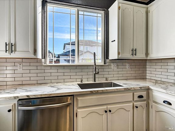 5th image of 36 W Brookside Drive
