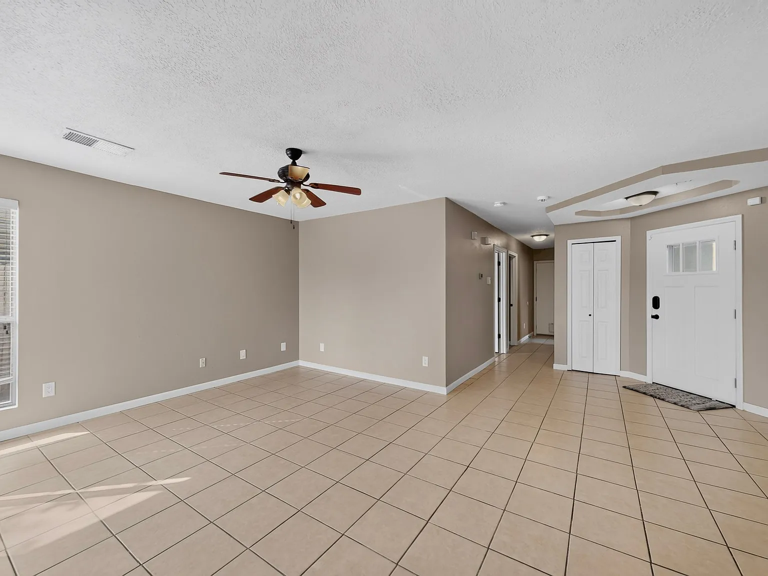 3 bed, 1096 sqft, $2,380 — Photo 4