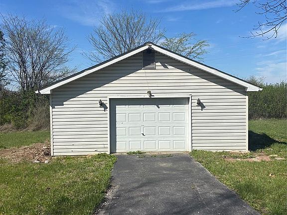 4th image of 1546 Sugar Grove Rd