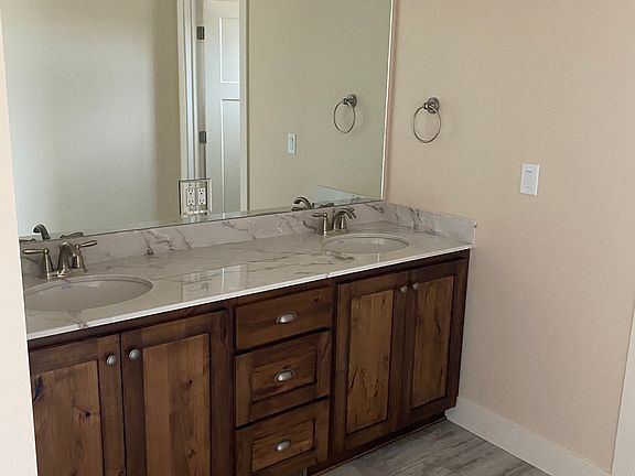 3rd image of 422 Juniper Ln
