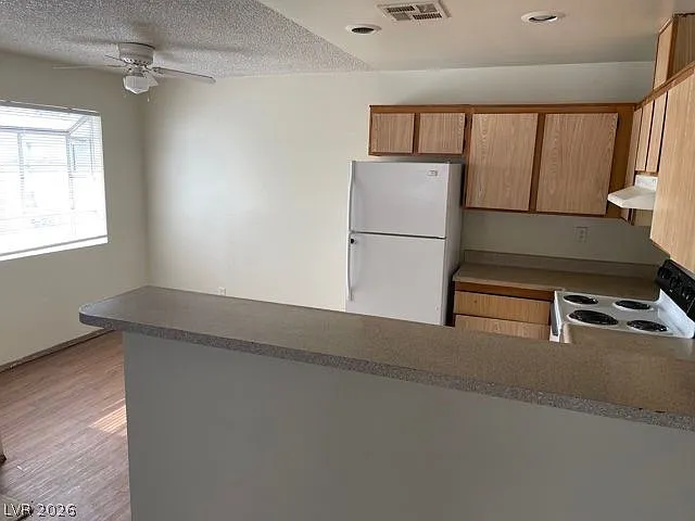 2 bed, 1.0 bath, 3212 sqft, $1,042 — Photo 4