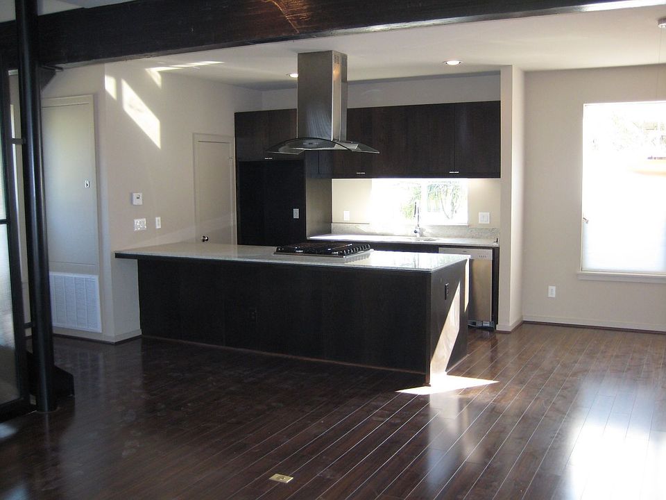 Kitchen w/granite counters