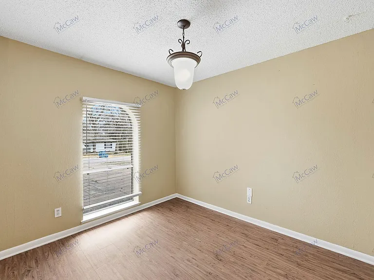 207 Evelyn St — Photo 9