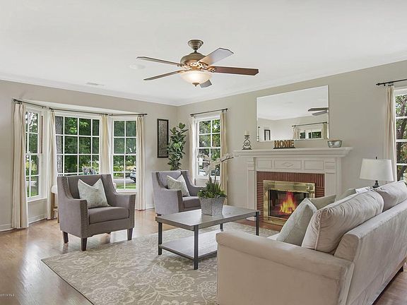 5th image of 1125 N Holliston Ave