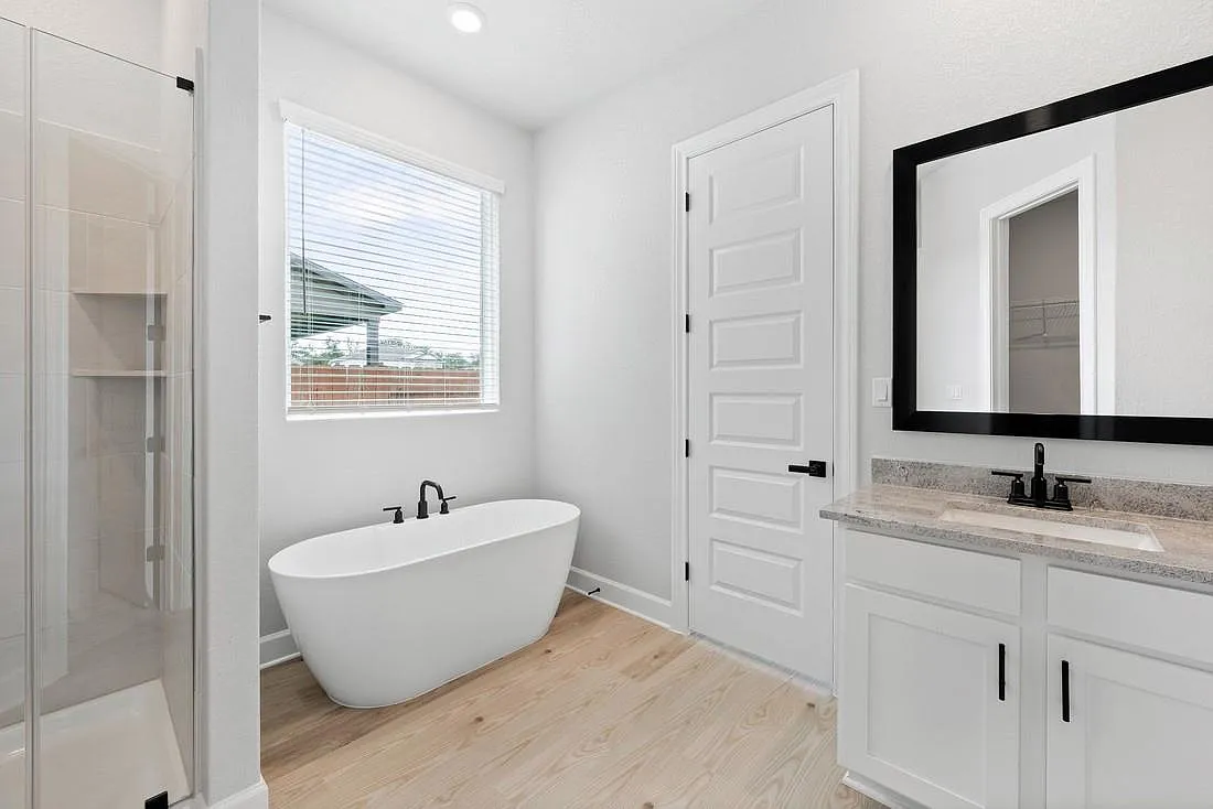 4 bed, 2.0 bath, 1896 sqft, $3,565 — Photo 4