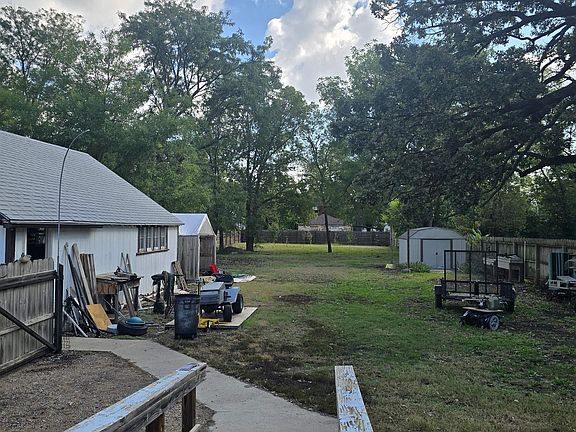 3rd image of 315 Oakdale Dr