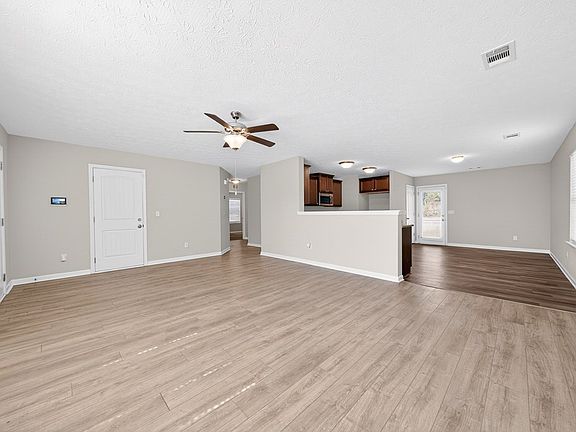 3rd image of 697 Crestline Dr