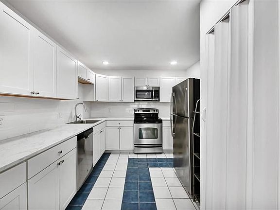 5th image of 526 W Perry St #A