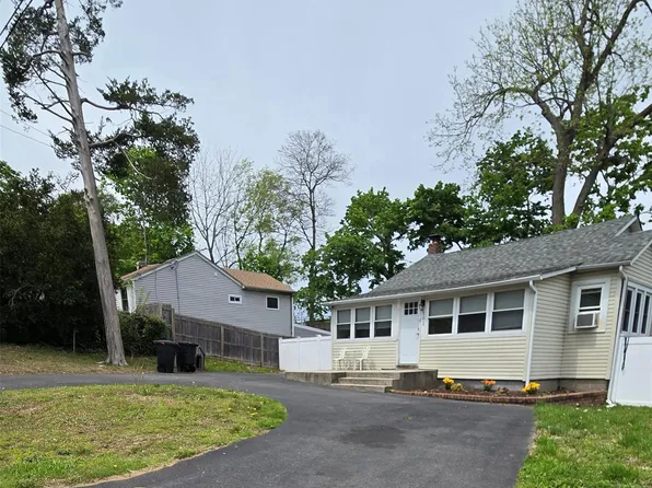 101 Wyona Avenue, Selden, NY 11784