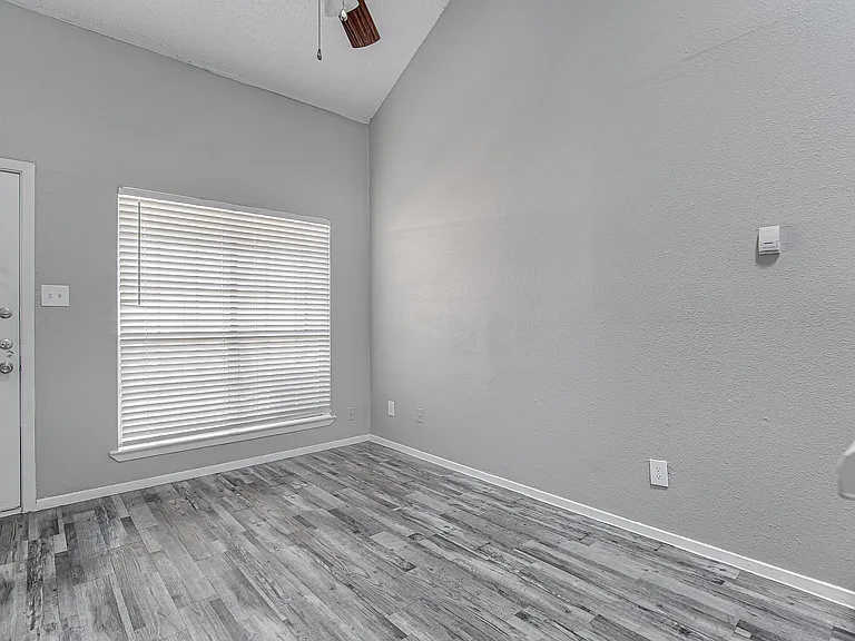 Sam Maverick Apartments — Photo 7