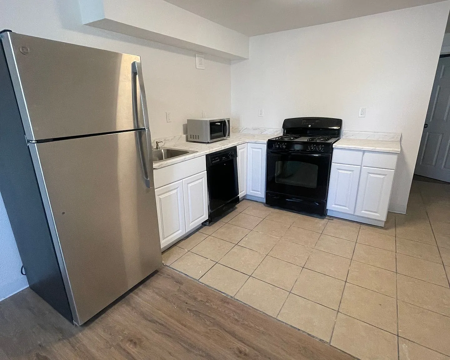 Great 2 bedroom Apartment with Garage! — Photo 2