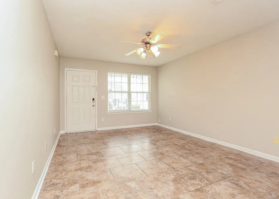 3 bed, 2.0 bath, 1044 sqft, $1,930 — Photo 4