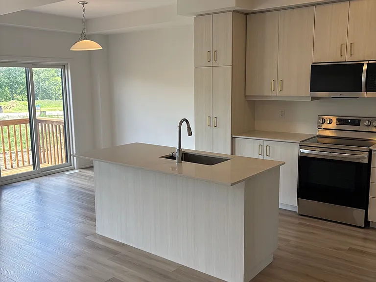 102 Gort Ave — Photo 6