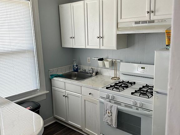 2nd image of 1934 Holladay St #B
