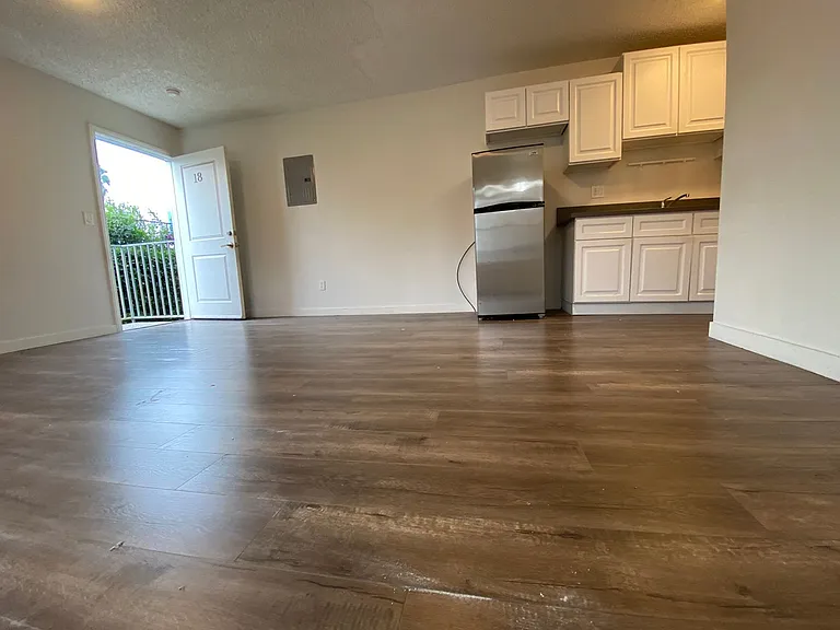 981 Elden Ave #18 — Photo 7