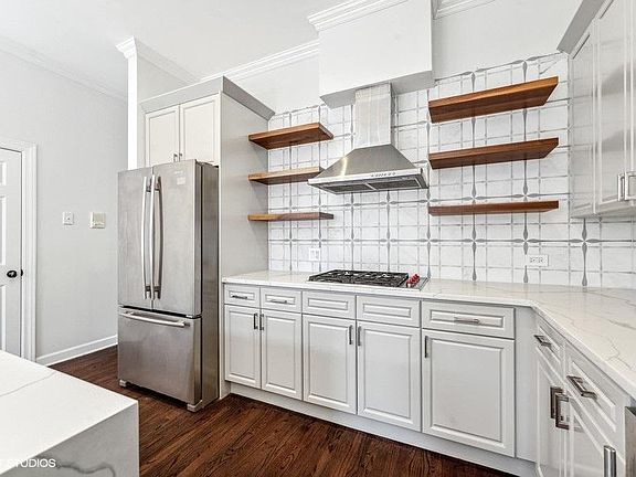 5th image of 349 W Superior St #2