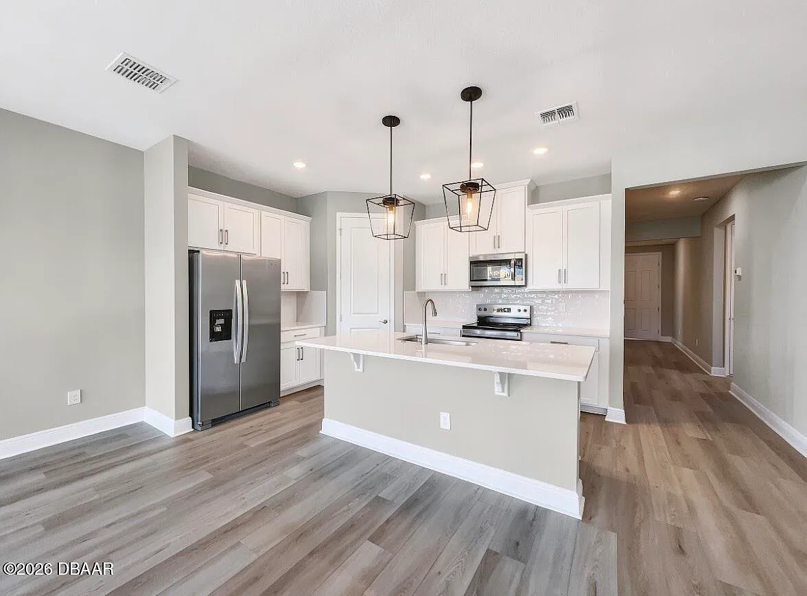 4 bed, 2.0 bath, 1940 sqft, $2,600 — Photo 2