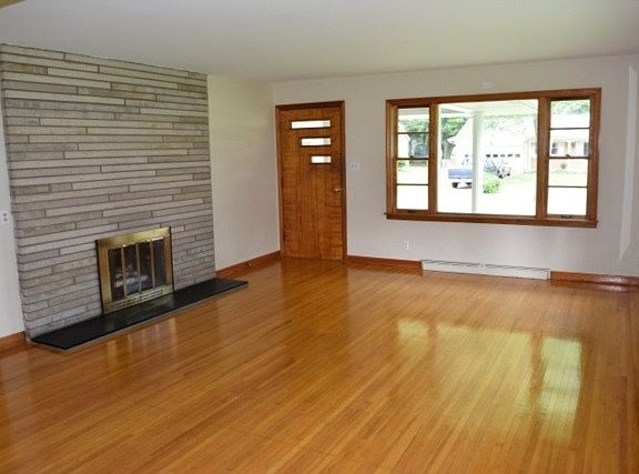 3rd image of 901 S Royal Ave