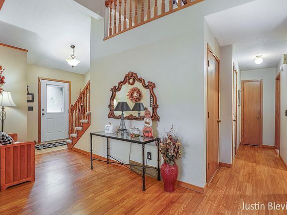 3rd image of 1778 Glenvale Dr SW