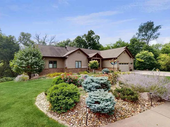3057 Sandy Beach Rd NE, Swisher, IA 52338
