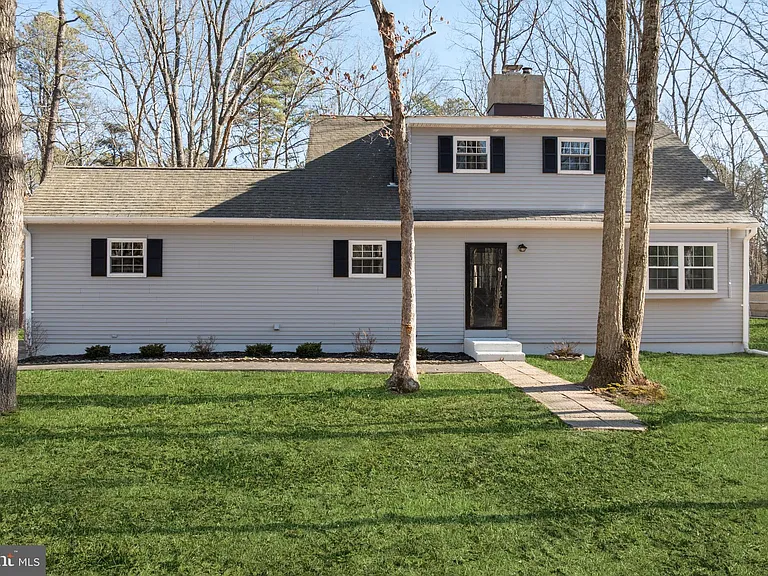 221 Oak Ln — Photo 2