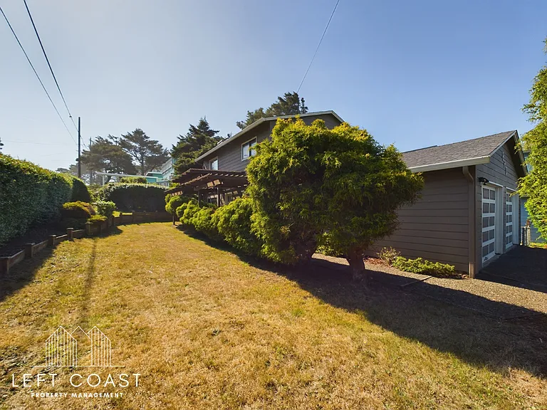 890 SW 7th St — Photo 5