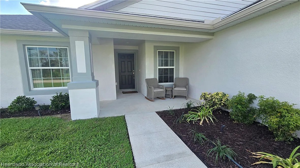 3 bed, 2.0 bath, 1786 sqft, $2,200 — Photo 2