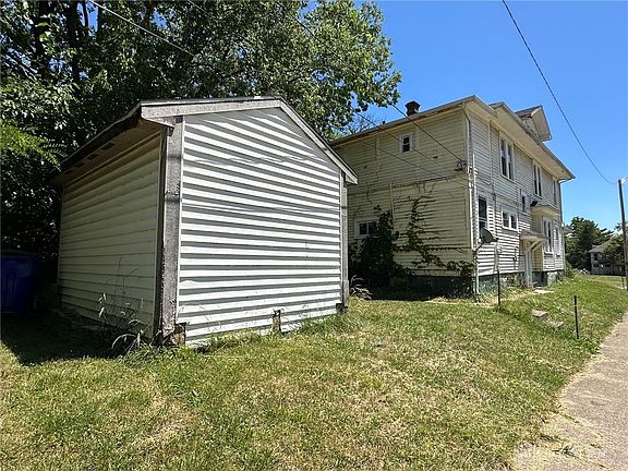 3rd image of 165 Oxford Ave