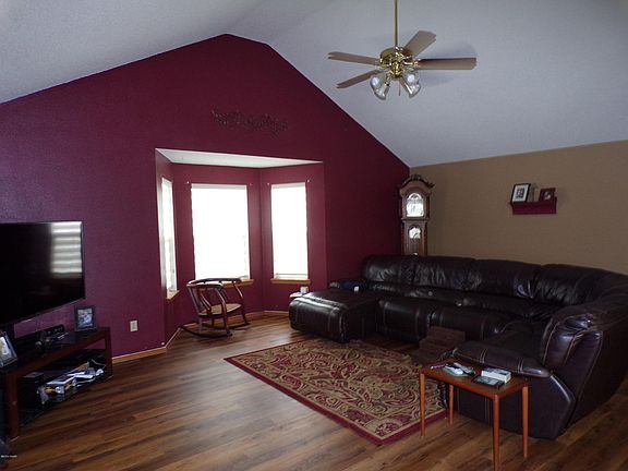 3rd image of 302 Oriole Dr