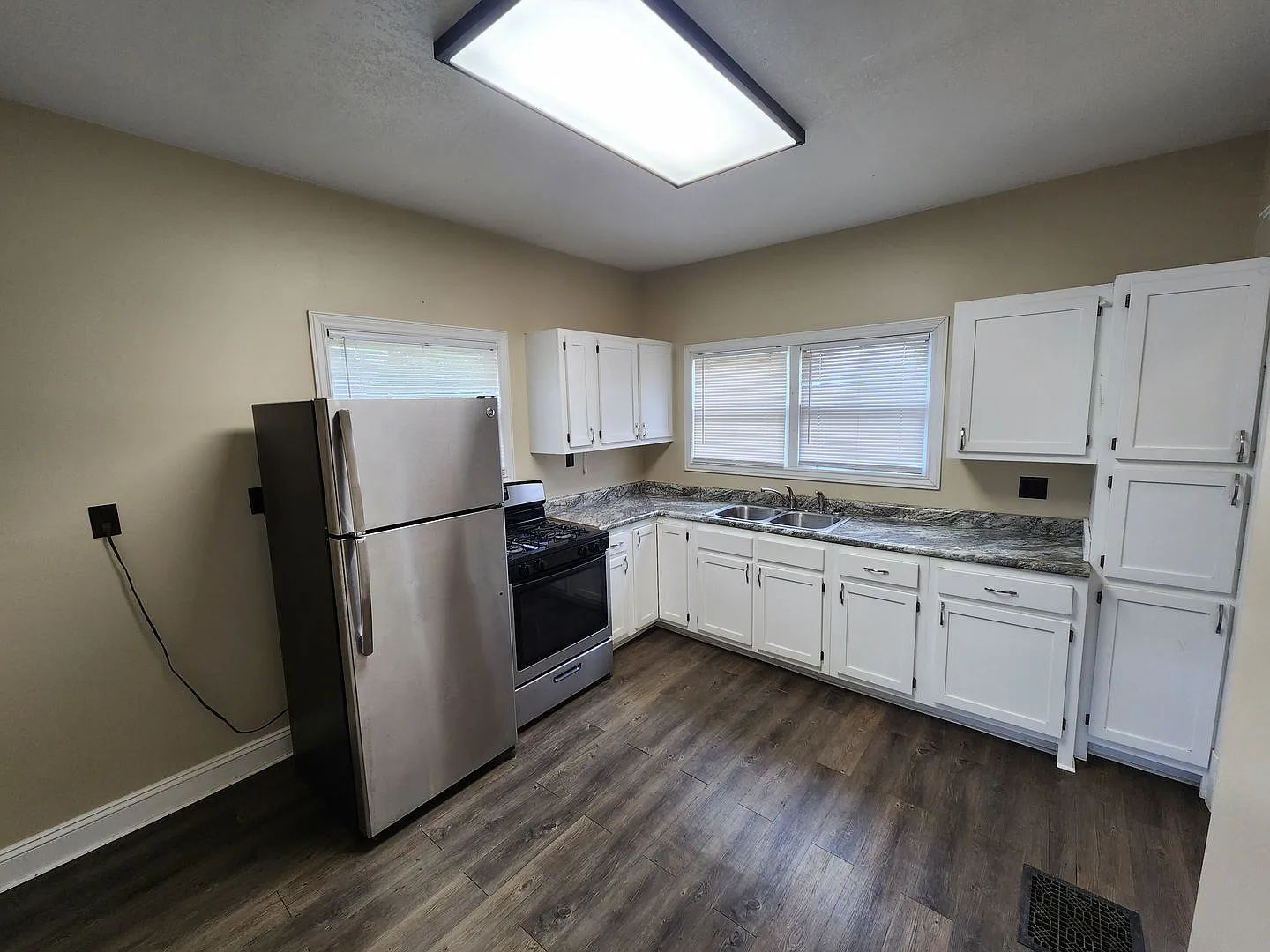 Large 4 bedroom 1 bath House — Photo 3