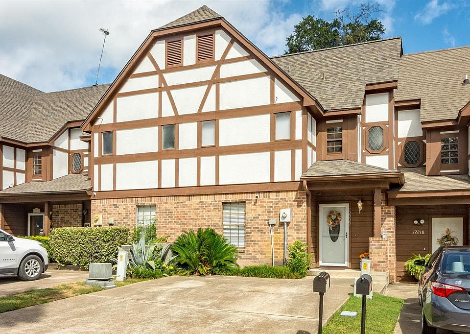 12222 Glenview Drive is a charming townhome in the lovely community of Walden. It includes a new roof and is just a block from the lake!