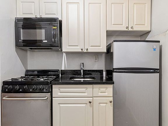 2nd image of 329 W 14th St APT A2